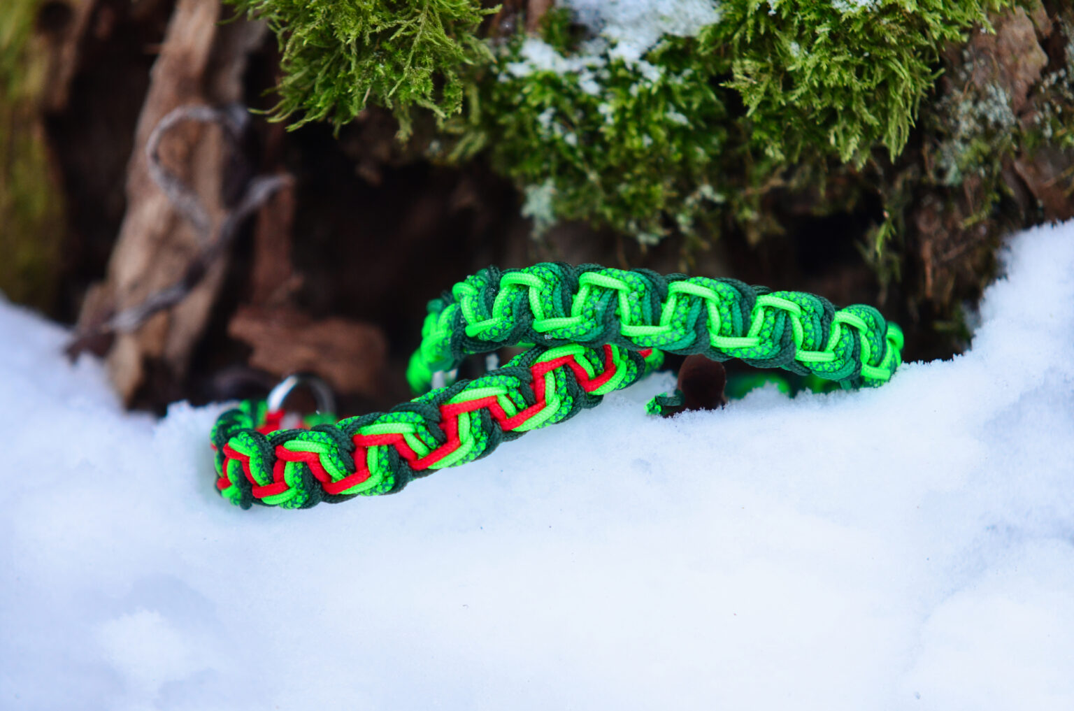 In Paracord Typ I mit ca. 1,5 cm Breite.auch super für kleine Hunde geeignet