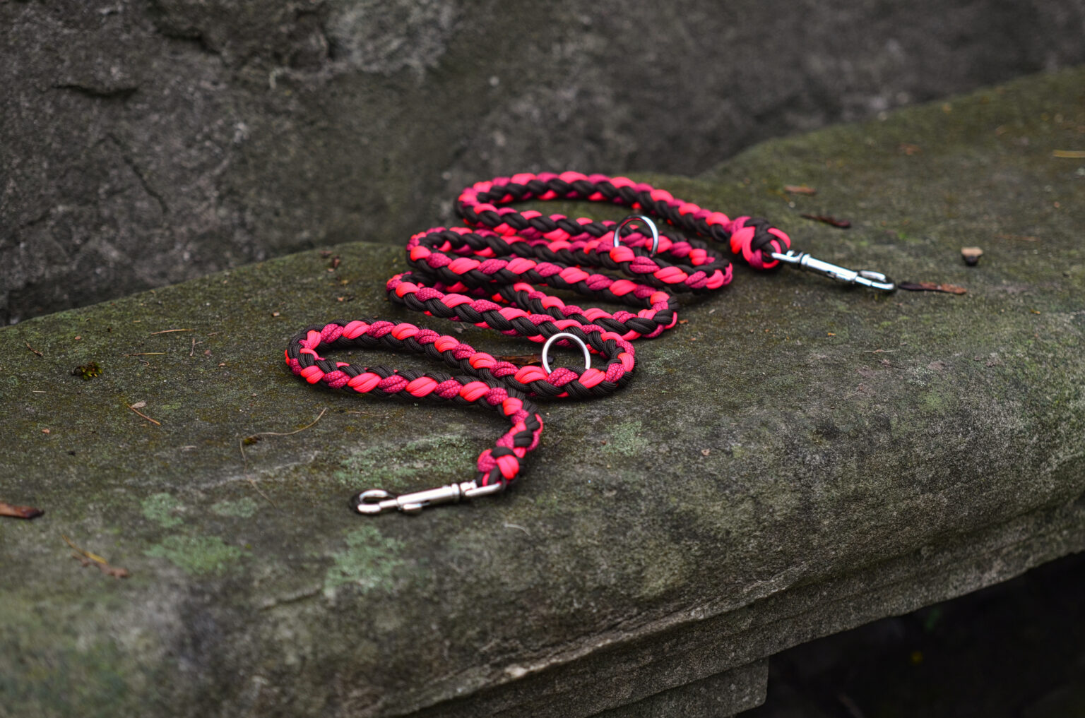 Diese Leine fällt schon von Weitem auf! Sie besticht durch cooles Pink und Schwarz und ist durch die eingeflochtenen Ringe mehrfach verstellbar.