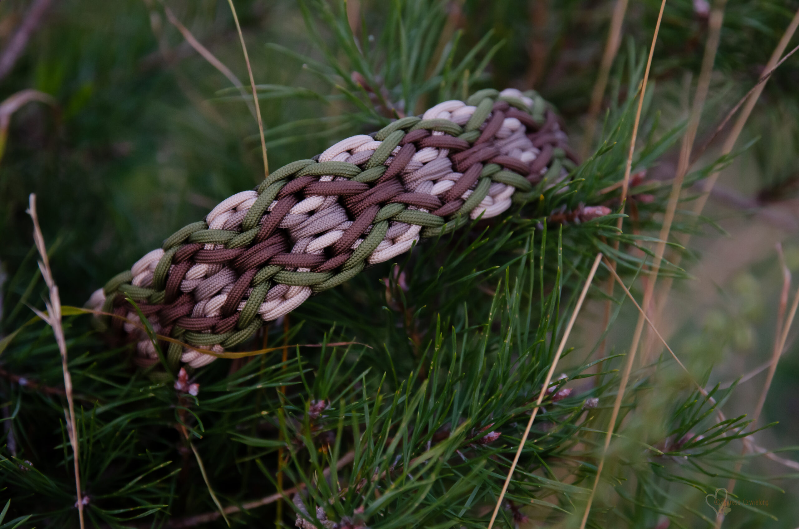 Lust auf Wald? Dieses Rautenband fängt die typischen Farben des Waldes ein.