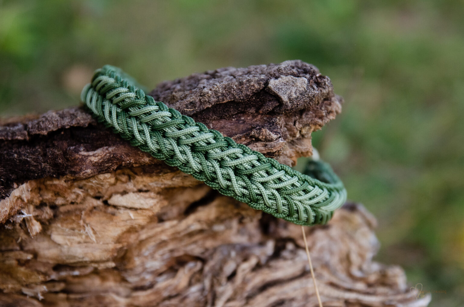 Das Halsband unseres Bruno-Bären ist eine schöne Kombination aus hellen und dunklen Grüntönen.