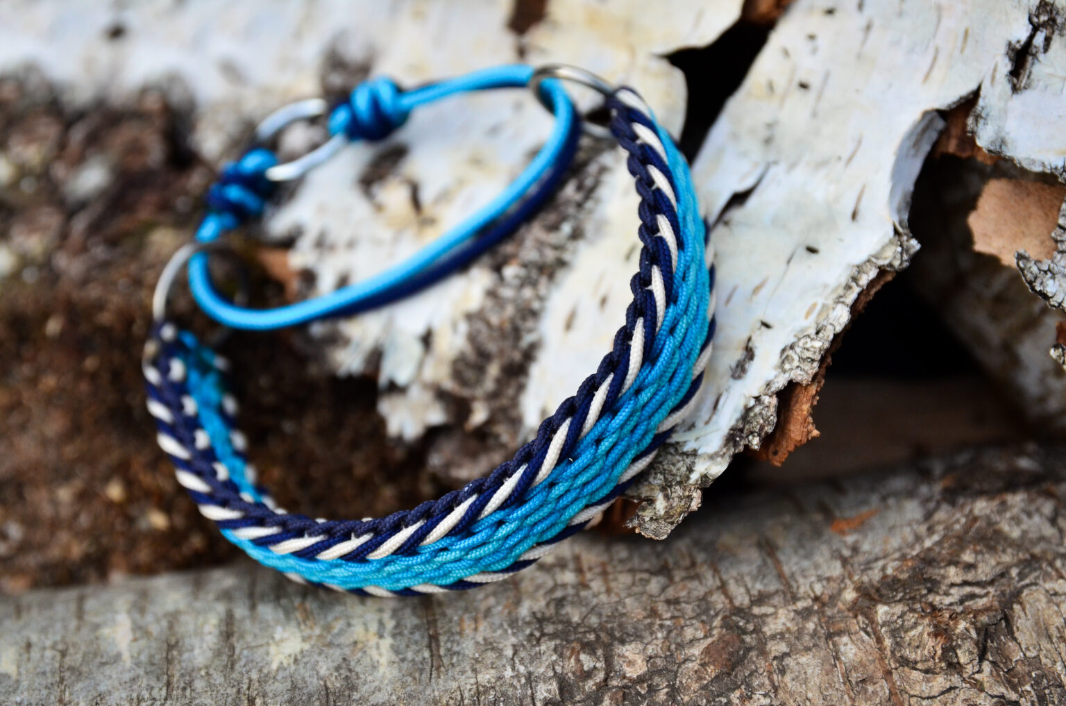 Alles in Blau - und mit dem Weiß im Rand wirkt das Halsband schön maritim.