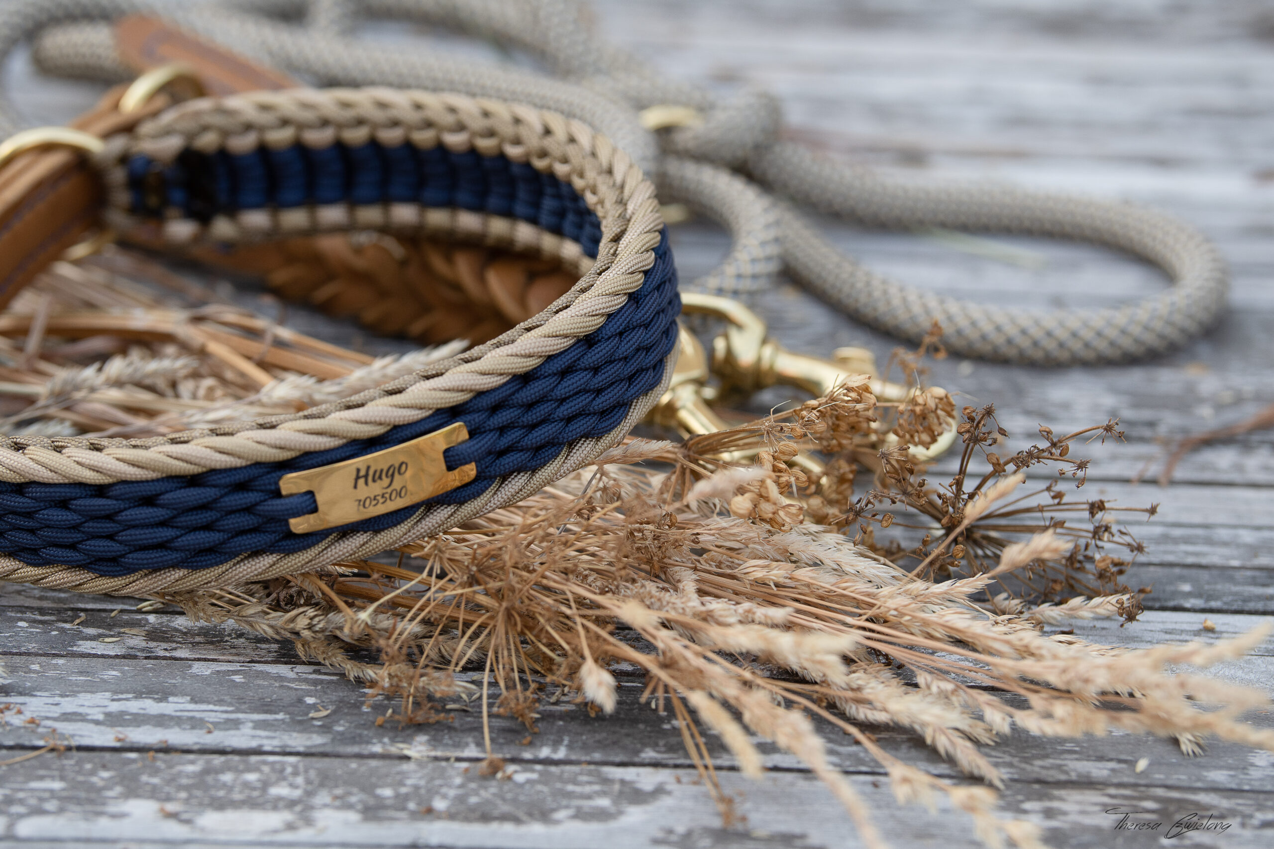 Sehr edel in Blau mit goldenem Rand und Lederzugstop - Hugo mag es schick!